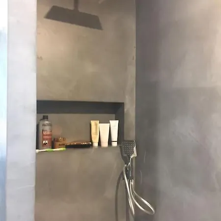 Maison-atelier 3bd Et 3ba Avec Patio Fleuri Au Pied De Montmartre Appartamento *