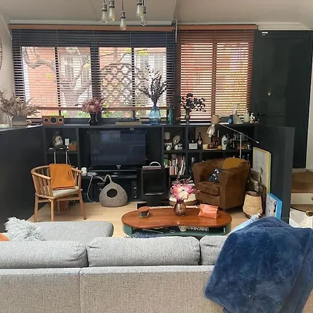 Maison-atelier 3bd Et 3ba Avec Patio Fleuri Au Pied De Montmartre *