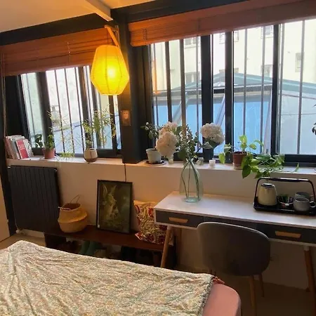 Maison-atelier 3bd Et 3ba Avec Patio Fleuri Au Pied De Montmartre Parigi