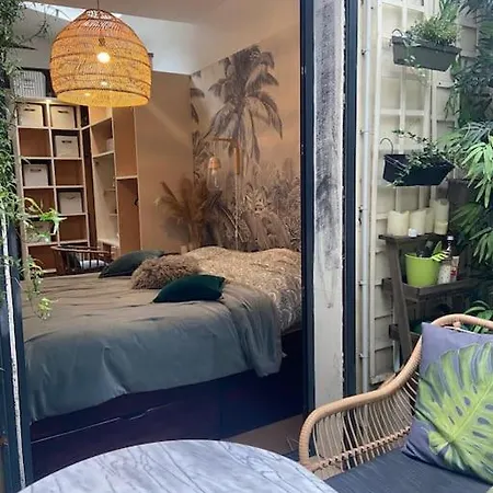 Maison-atelier 3bd Et 3ba Avec Patio Fleuri Au Pied De Montmartre *