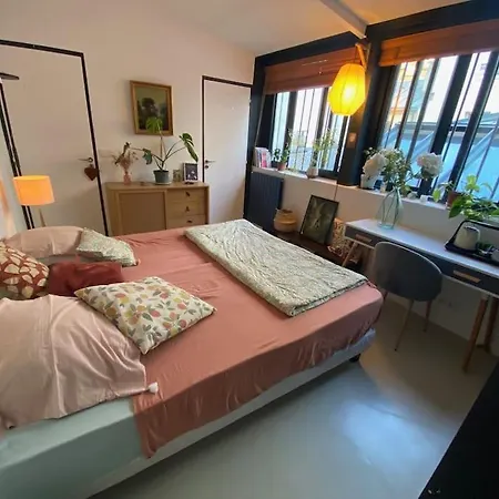 Maison-atelier 3bd Et 3ba Avec Patio Fleuri Au Pied De Montmartre *